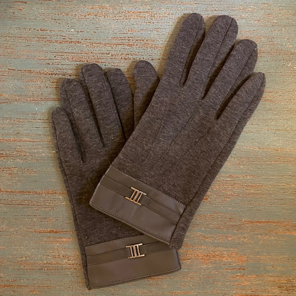 Grey Touchscreen Gloves - Picture 3 of 3